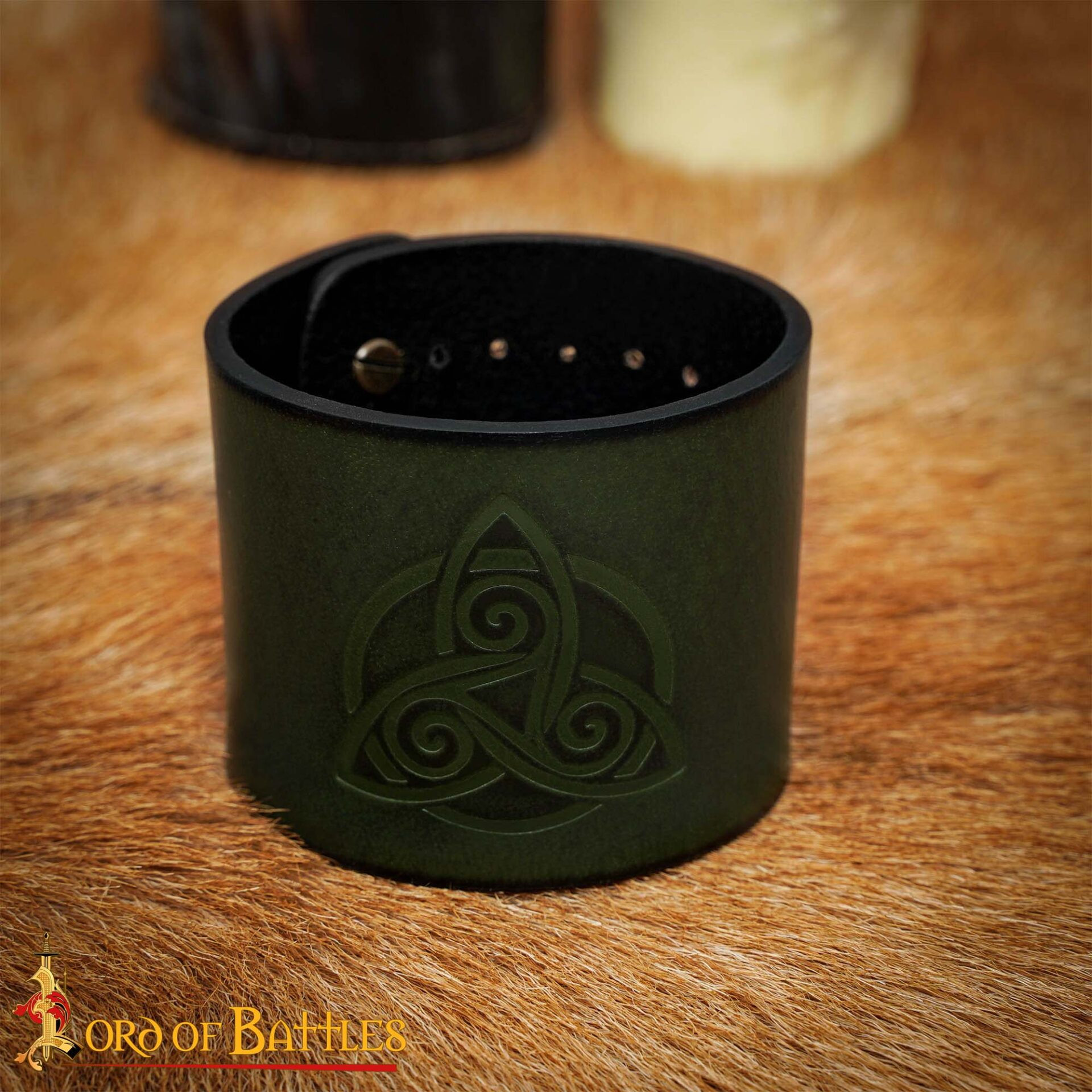 Bracciale medievale in pelle con design a rilievo di nodi celtici, colore verde