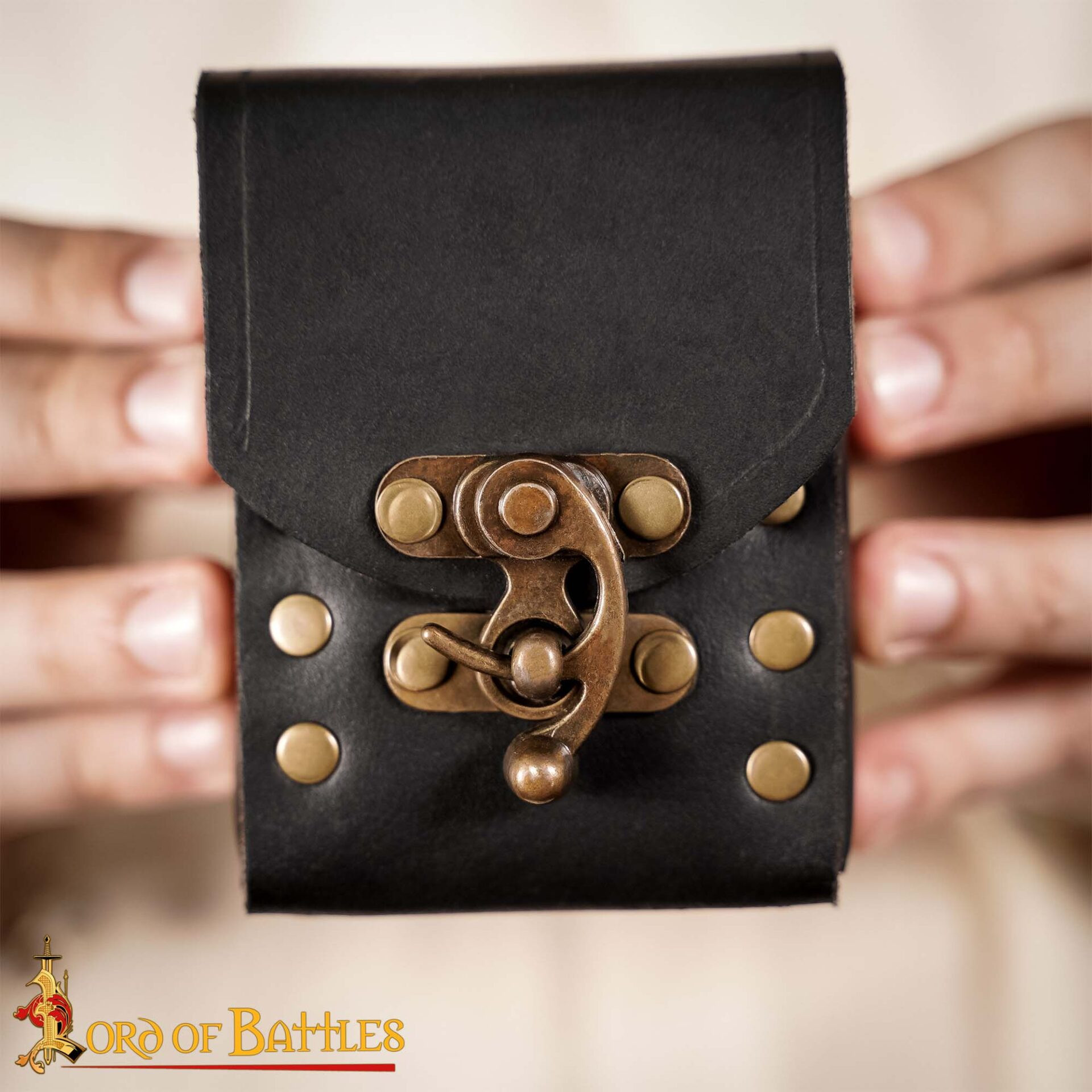 ?psc proxy image=1&product id=30559&image id=101763 - L'Eredit&agrave; nelle tue Mani: Cura Essenziale per una Borsa Medievale che Trascende il Tempo