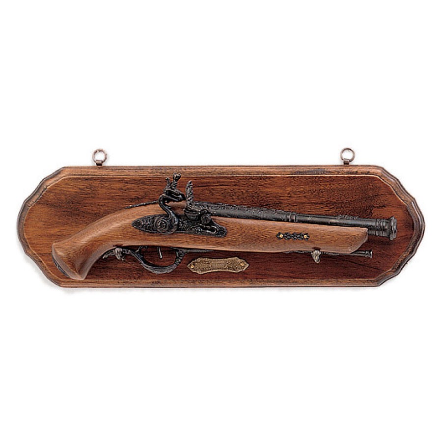 Panoplia in legno con vecchia pistola