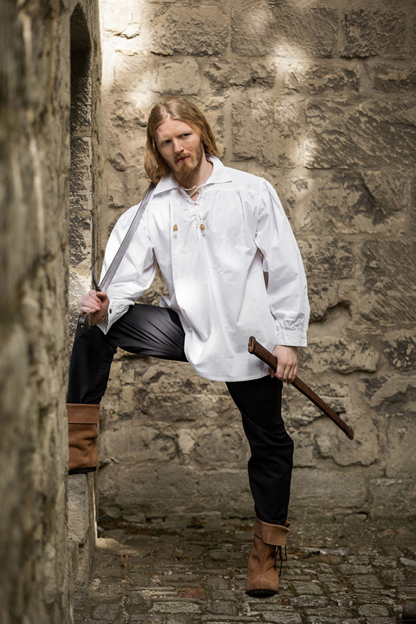 ?psc proxy image=1&product id=14325&image id=39975 - Svelare la camicia medievale: un viaggio attraverso la sua storia, stile e significato