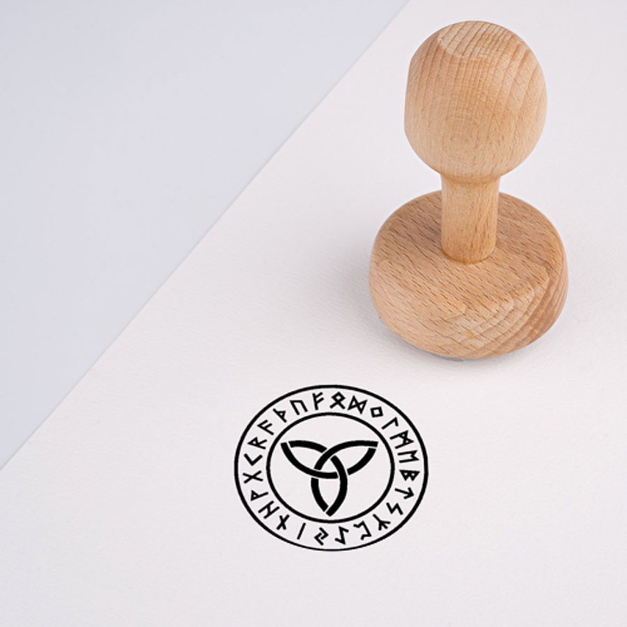 Timbro e tampone di inchiostro con Triquetra celtica e vichinga, vari colori