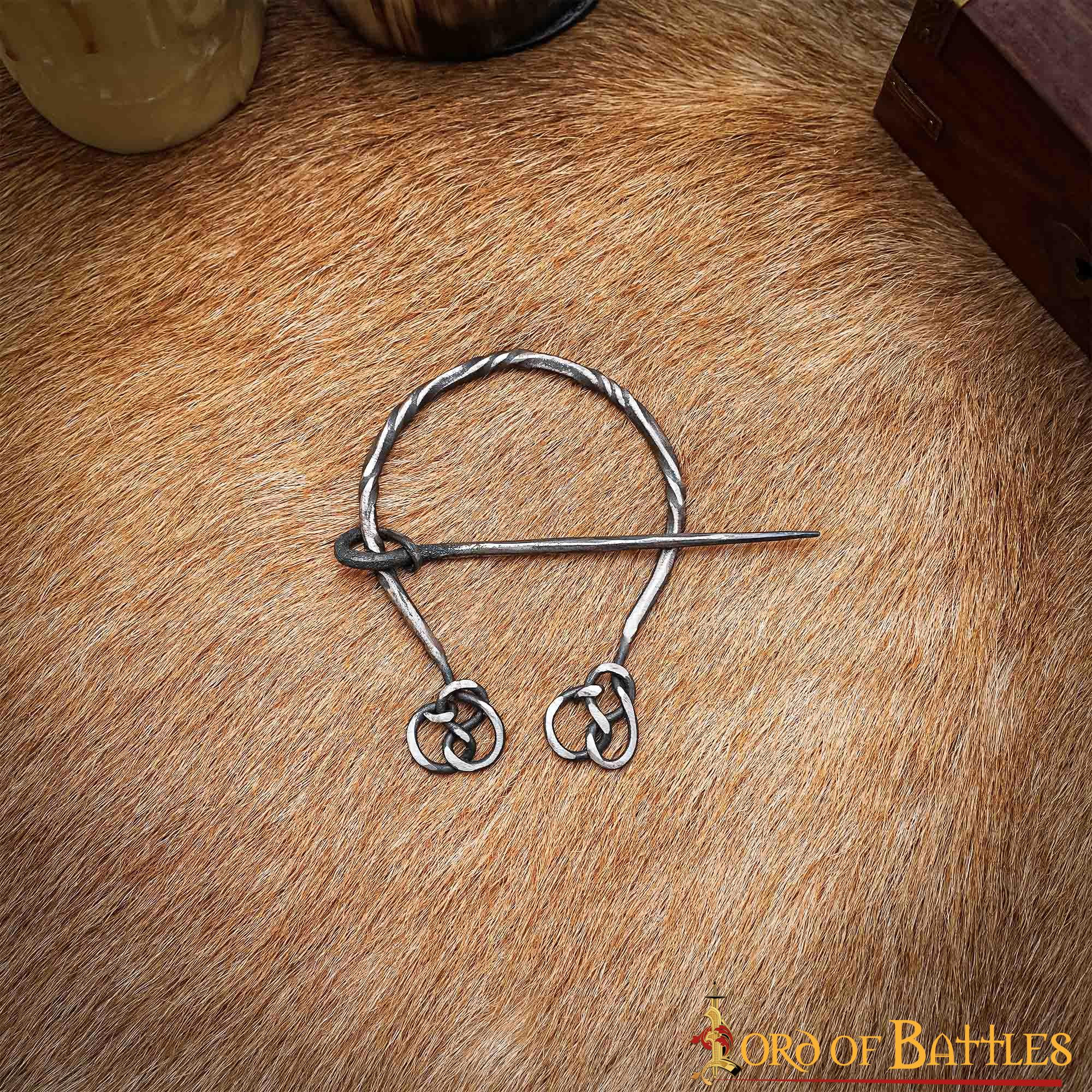 Fibula per cappe in acciaio forgiato lucido (11x6,7 cm.)