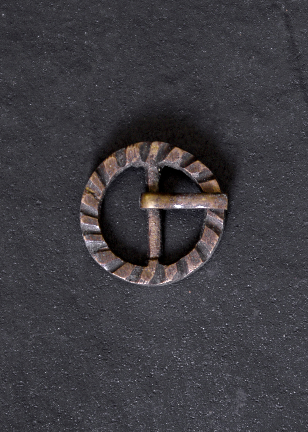Fibbia per cintura di epoca medievale, in ottone