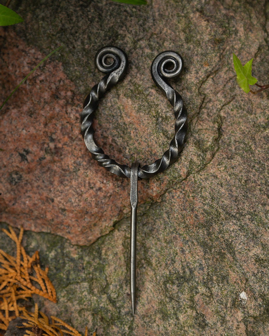 Piccola fibula Angús per abiti e mantelle