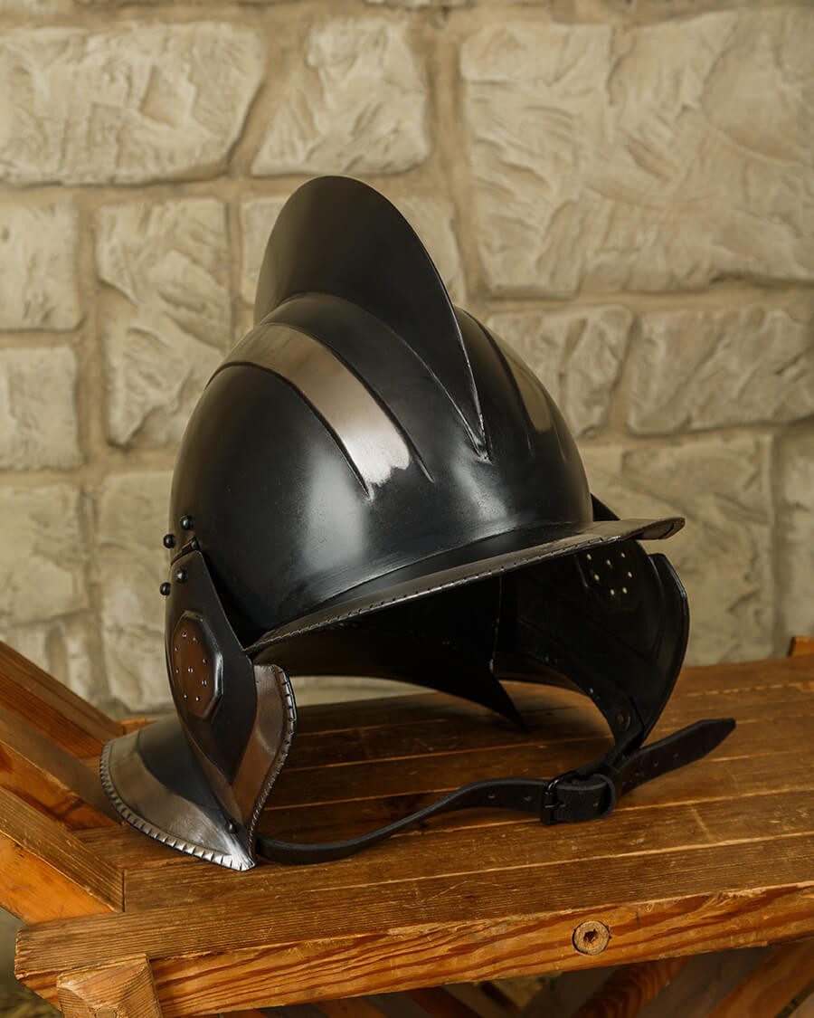 Casco bordeaux in acciaio annerito modello Kaspar