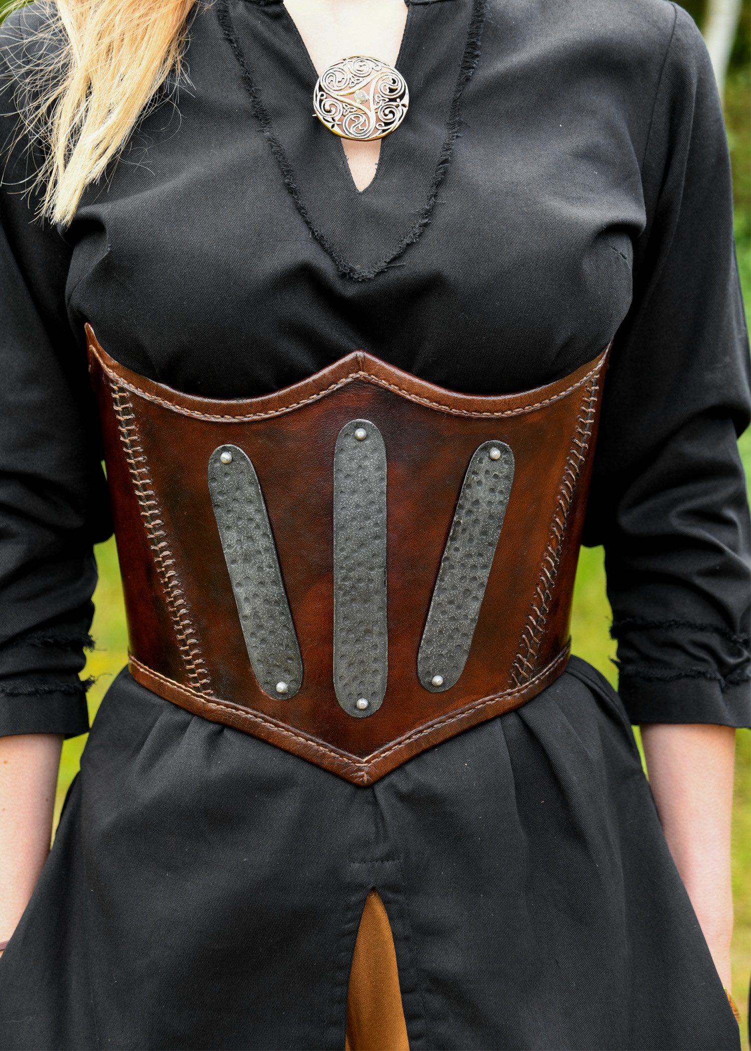 Corsetto medievale in pelle decorata, colore marrone
