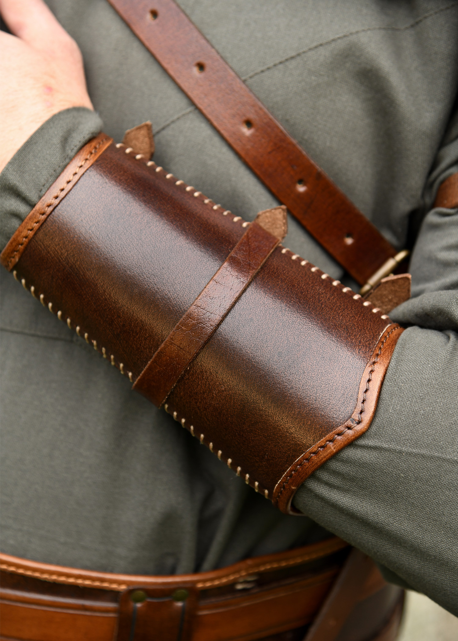 Bracciale vichingo in pelle con fibbie modello Arnulf, colore marrone
