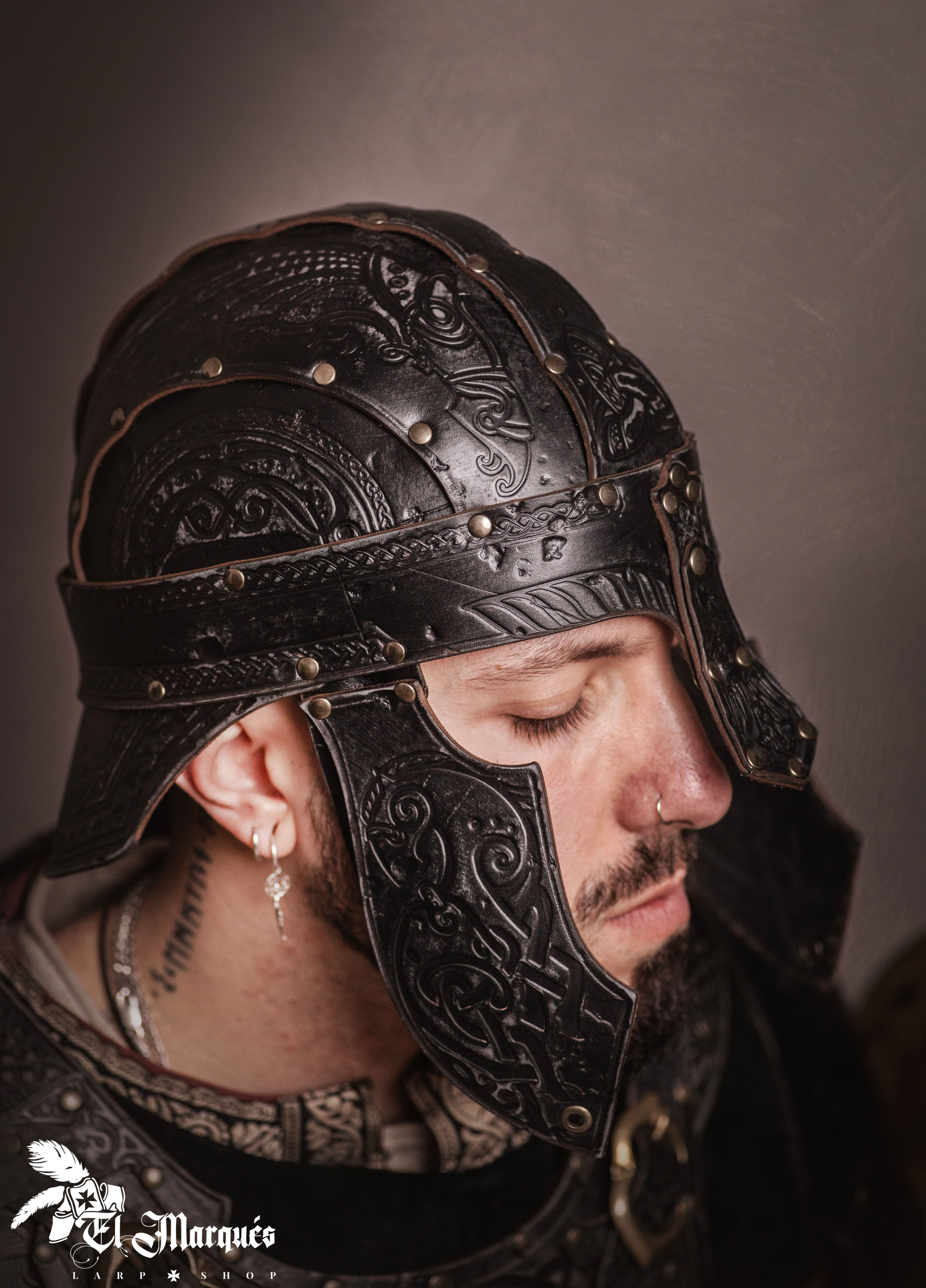 Casco Spangenhelm Baldur in cuoio, con incisioni